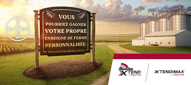 Un champ avec une route menant à quatre silos. Une enseigne de ferme affichant le message « Vous pourriez gagner votre propre enseigne de ferme personnalisée » et le mot-clic #CultiverLExcellence.