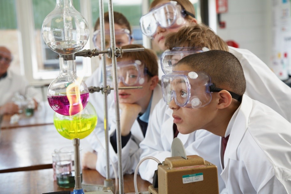 Des jeunes étudiants observant un essai dans un laboratoire.