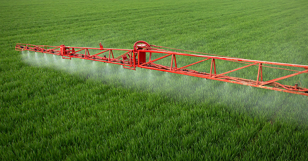 Application d’herbicides Bayer sur les cultures dans un champ.